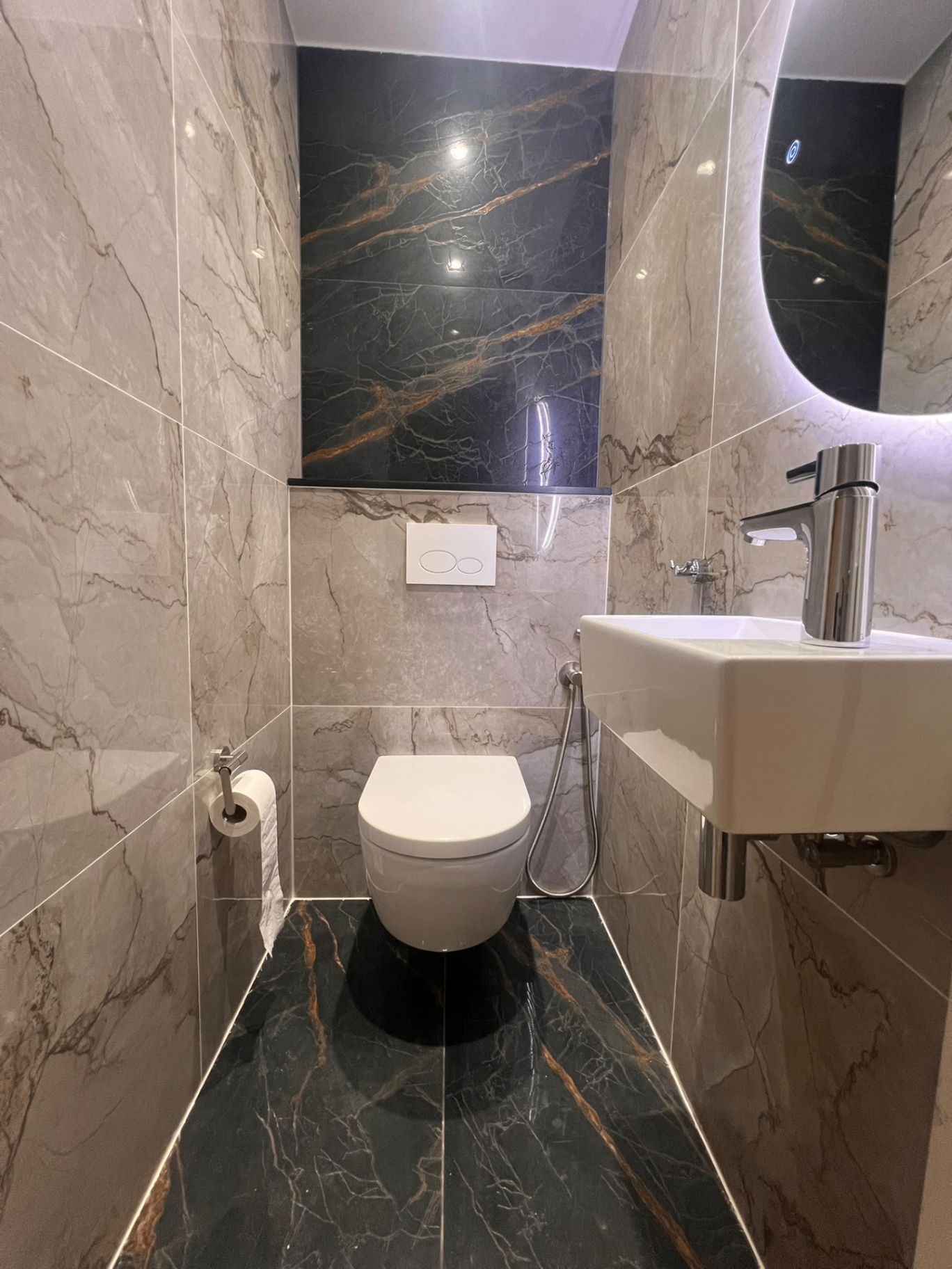 Gastentoilet — klassiek wit naar luxe marmer — na